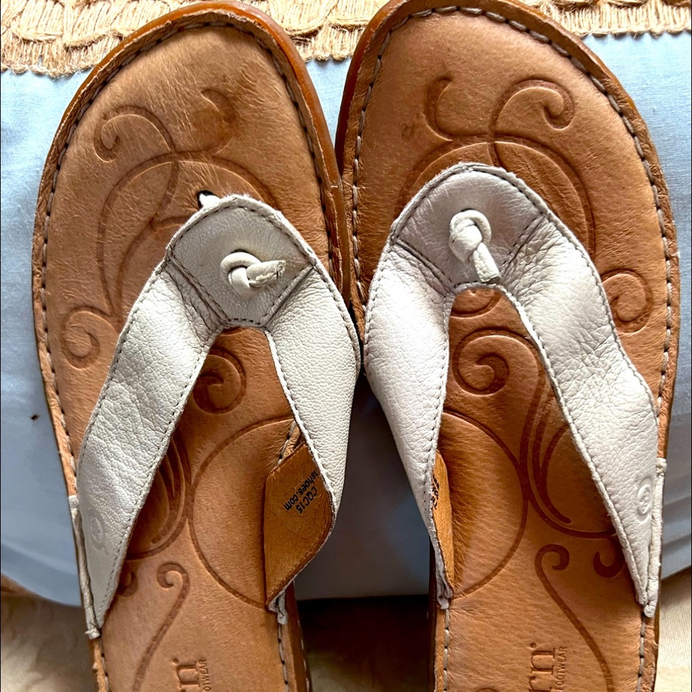 Bjorn flip flops.